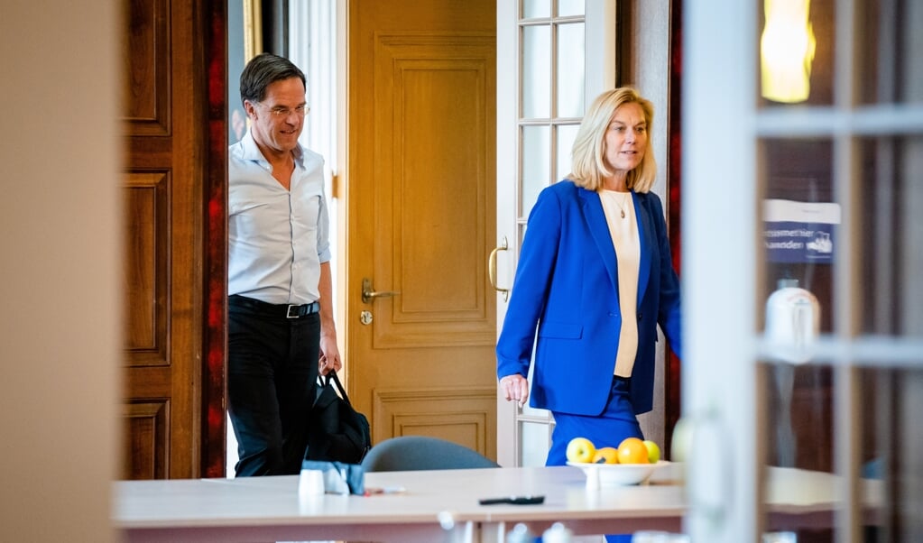 Sigrid Kaag (D66) en Mark Rutte (VVD) voorafgaand aan hun gesprek met informateur Mariëtte Hamer. (beeld anp / Bart Maat)