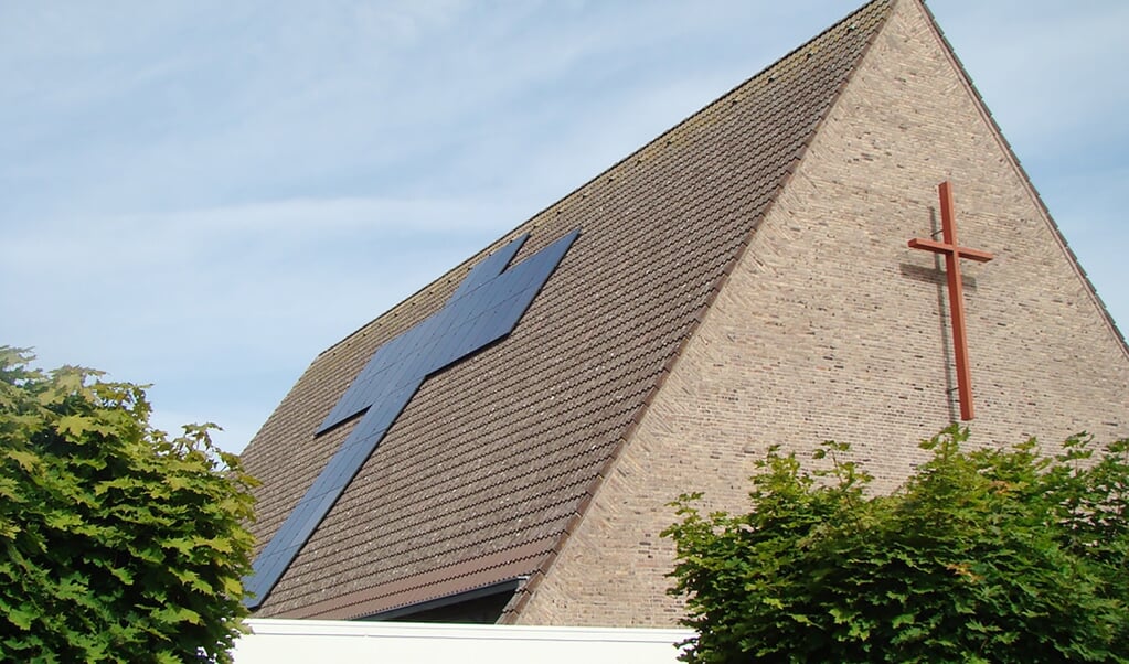 De Trefpuntkerk in Broek op Langedijk werd vijf jaar geleden voorzien van zonnepanelen – in kruisvorm. (beeld trefpuntkerk)