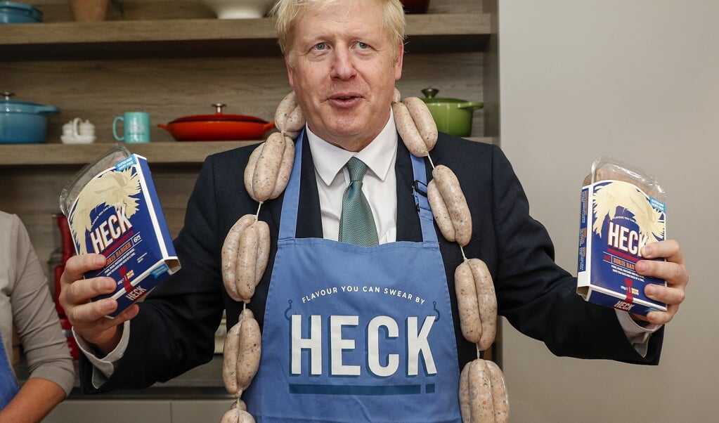 De Britse premier Boris Johnson wil dat saucijzen vrij naar Noord-Ierland kunnen worden vervoerd. (beeld afp / Lea Darren Staples)