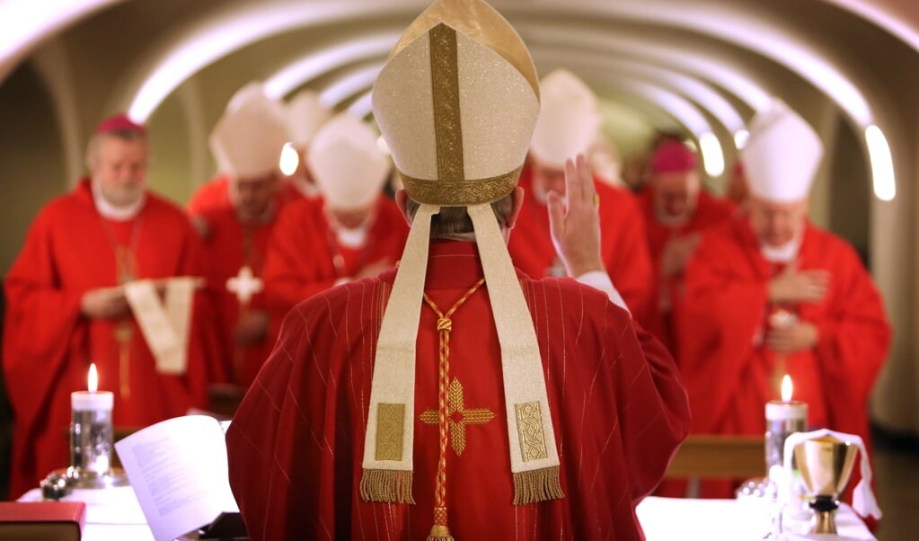 De Nederandse bisschoppen vieren in december 2013 de eucharistie in de crypte van de Sint Pieter bij het graf van de apostel Petrus tijdens het vijfdaagse Ad Limina-bezoek aan Rome. (beeld anp / Ramon Mangold)