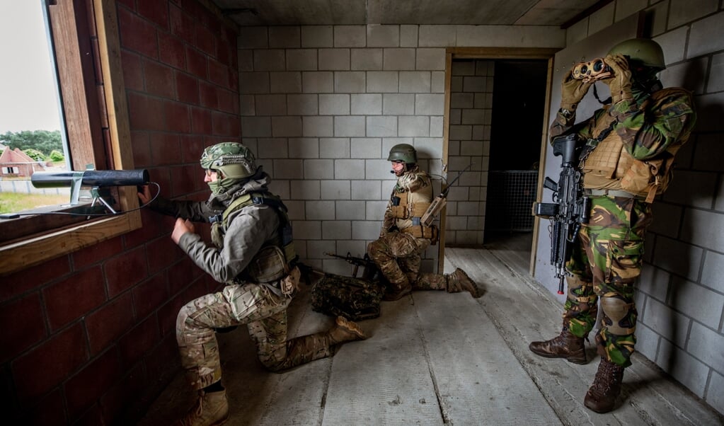 Militairen aan het werk met het cema sense drop device (links bij het raam) waarmee wifi, telefoon en andere digitale signalen worden onderschept. (beeld Raymond Rutting)