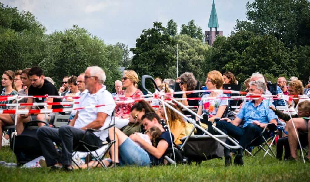 Kerkgangers tijdens een openluchtdienst van de Hervormde Gemeente Barneveld. (beeld anp / Rob Engelaar)
