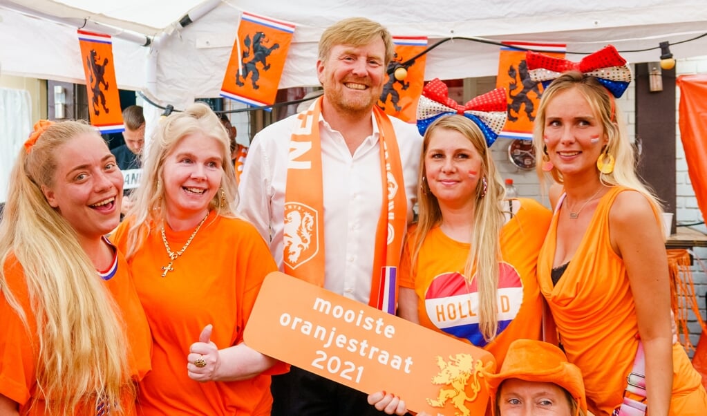 In onze ontzuilde, geseculariseerde en pluralistische samenleving is sport een van de weinige dingen die Nederlanders nog samenbrengen. (beeld anp / Royal Images Marco de Swart)