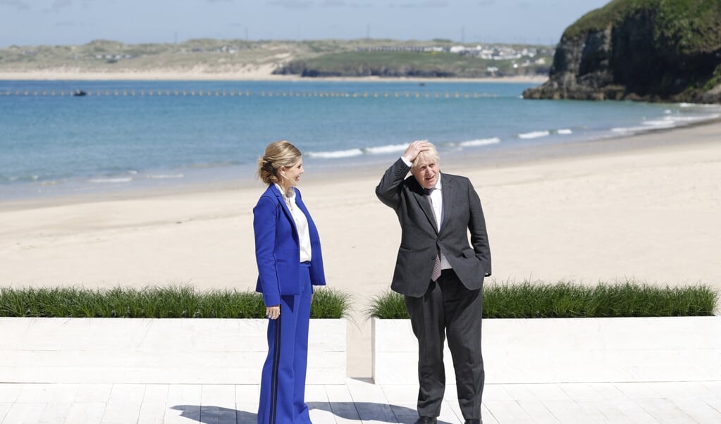 De Britse premier Boris Johnson staat samen met zijn vrouw Carrie klaar om de gasten van de G7-top te ontvangen. (beeld afp / Adrian Dennis)