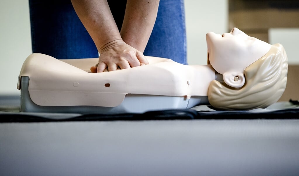 Een instructeur laat aan cursisten zien hoe een reanimatie in zijn werk gaat tijdens een EHBO-cursus. (beeld anp / Sem van der Wal)