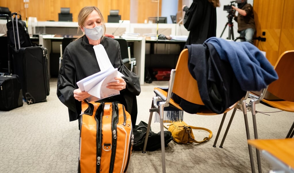 Advocaat Liesbeth Zegveld van nabestaanden van Max Papilaja en Hansina Uktolseja in de rechtszaal. (beeld anp / Bart Maat)