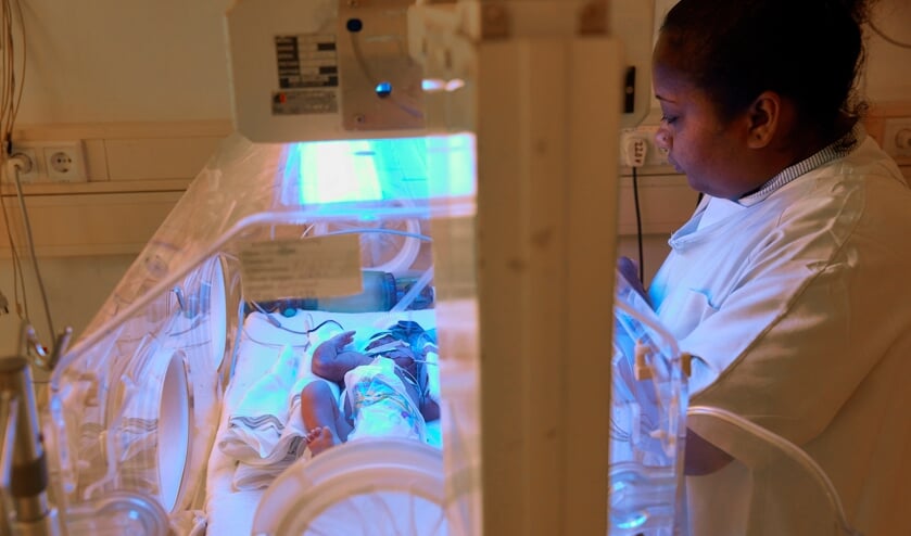 De zorg aan baby's, hier in het Diakonessenhuis in Paramaribo, staat ernstig onder druk.