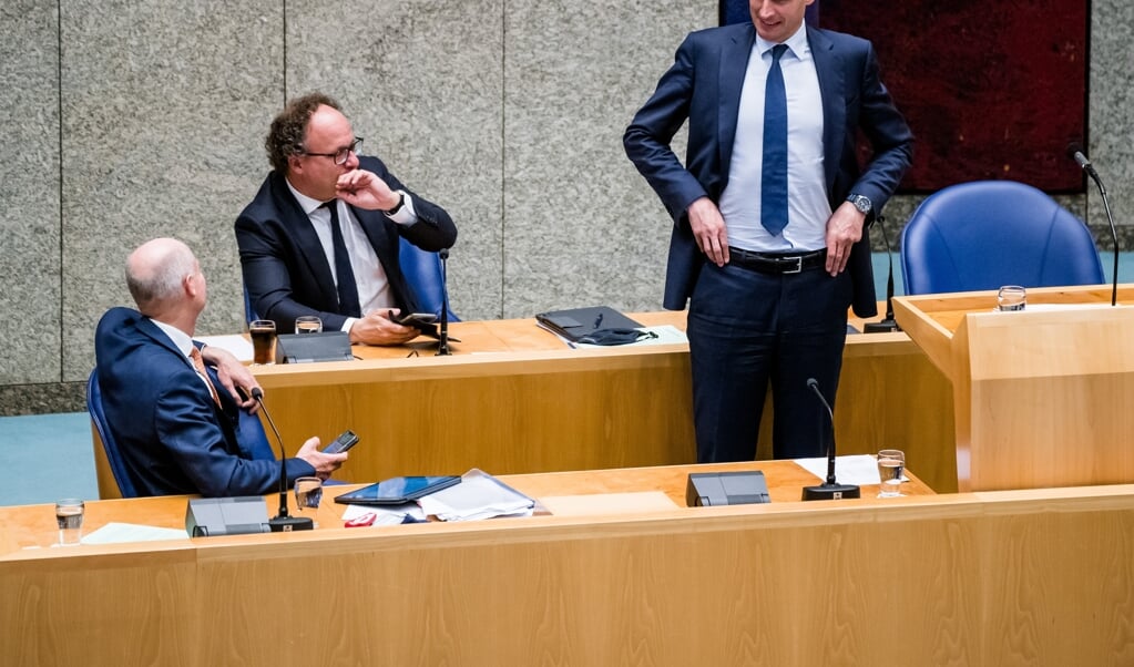 De demissionaire ministers Blok, Koolmees en Hoekstra (vlnr) tijdens een debat over het steunpakket. (beeld anp / Bart Maat)