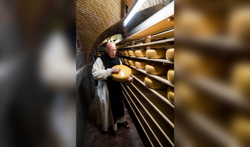 Broeder Isaac en de kaas in de Abdij Onze Lieve Vrouwe van Koningshoeven. (beeld Jeroen van Eijndhoven / Beeld Werkt)