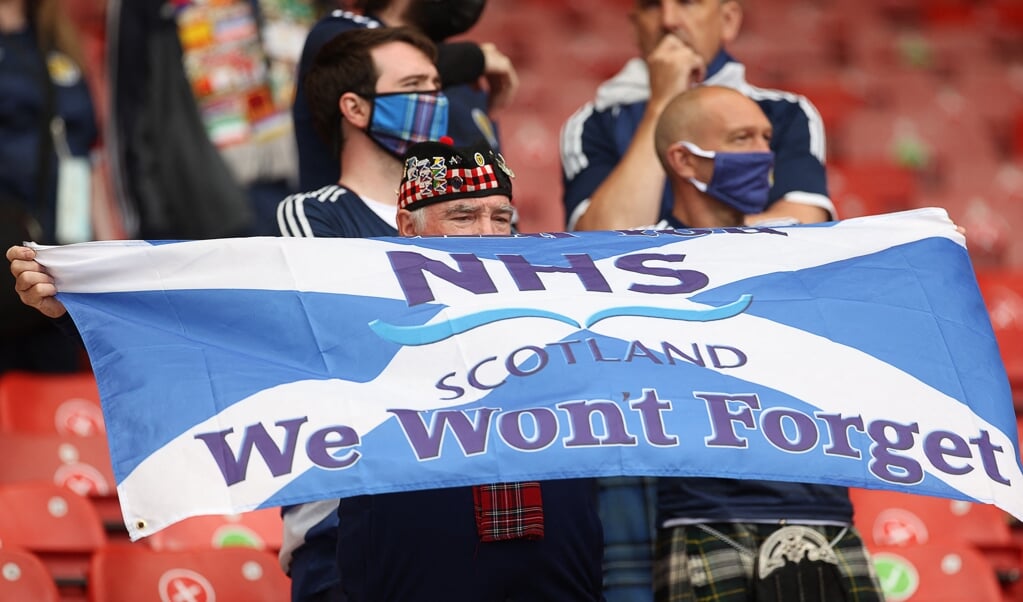 Schotse supporters bedanken de National Health Service voor de zorg in coronatijden. (beeld afp / Lee Smith)