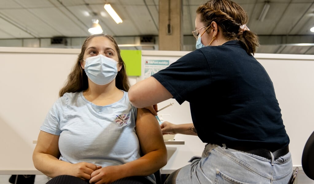 Een GGD-medewerker dient het Janssen-vaccin toe. Het vaccin is vooral populair onder jongeren, omdat de gevaccineerde aan een enkele prik genoeg heeft. Het was de eerste keer dat mensen konden kiezen voor een bepaald coronavaccin. ANP SANDER KONING (beeld anp / Sander Koning)