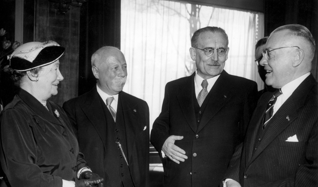 Premier Willem Drees sr. (tweede van rechts) en Kamervoorzitter Rad Kortenhorst (rechts) op de 70ste verjaardag van oud-premier en Kamerlid Pieter Sjoerds Gerbrandy (met snor) in 1955. Links mevrouw Gerbrandy. (beeld anp)