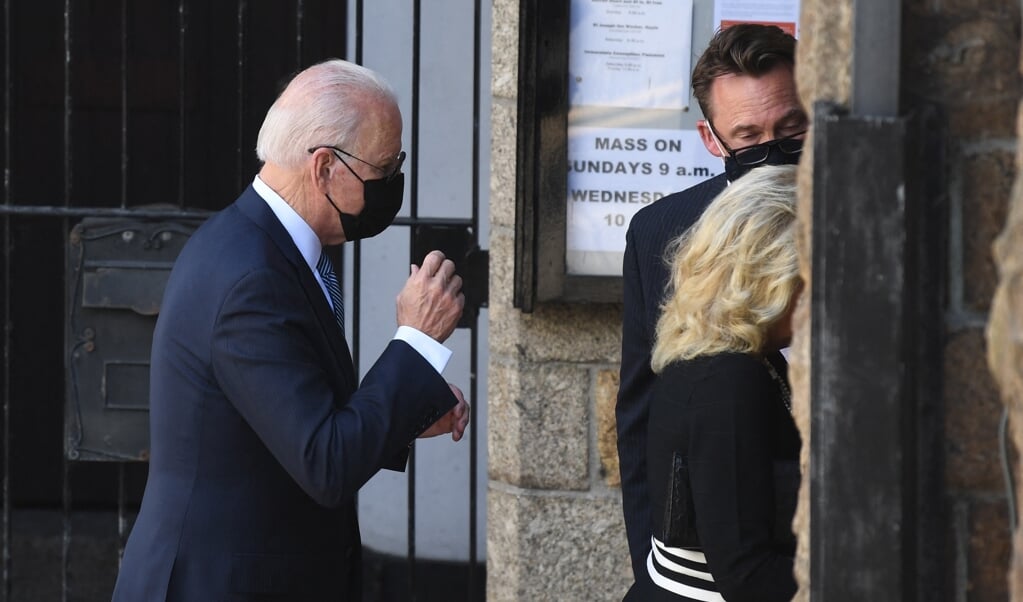 De Amerikaanse president Joe Biden bezocht op 13 juni de rooms-katholieke mis in het Engelse Cornwall waar de topontmoeting van de G7 plaatsvond. (beeld afp / Daniel Leal-olivas )