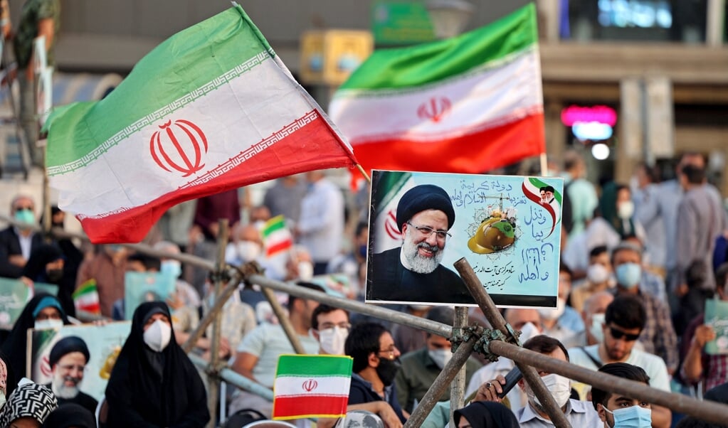 Vrijdag vinden in Iran verkiezingen plaats. Beeld: Aanhangers van de Iraanse kandidaat Ebrahim Raisi (de huidige opperrechter) voeren campagne voor hem in de hoofdstad Teheran. (beeld afp / Atta Kenare)
