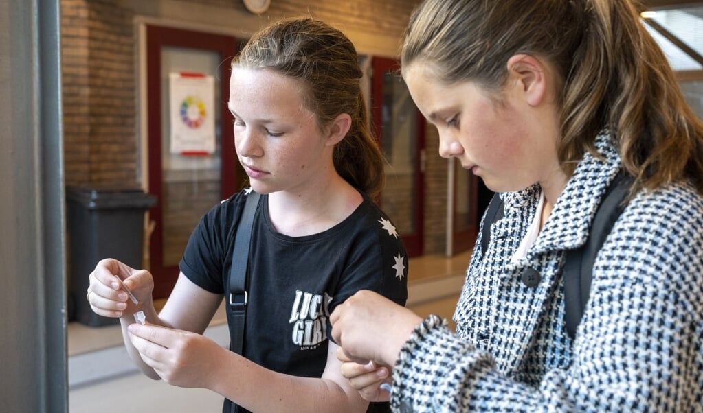 Leerlingen van het Amsterdams Lyceum testen zichzelf op corona, mei dit jaar. 'Samen zijn staat niet meteen gelijk aan niet eenzaam zijn. Er moet zorg zijn om jongeren die moeilijk weer aanhaken.' (beeld anp / Evert Elzinga)