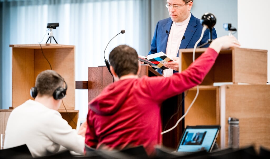 De Tilburgse dominee Otto Grevink tijdens de online coronaviering in de Opstandingskerk. Ook na corona zullen veel kerken online diensten blijven aanbieden. (beeld anp / rob Engelaar)