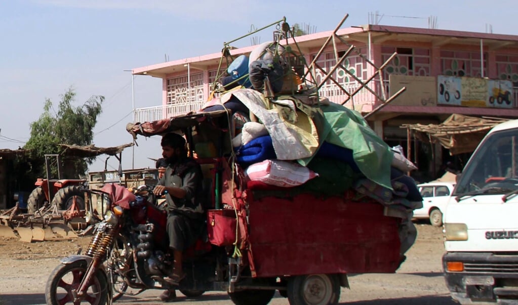 Het toenemende geweld van de taliban en de grote droogte jagen duizenden Afghaanse gezinnen op de vlucht, zoals in de provincie Helmand. (beeld Epa/Waten Yar)