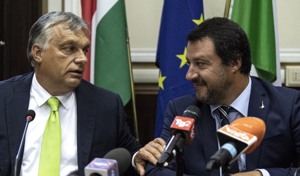Viktor Orbán (l) en Matteo Salvini komen dichter bij een rechts-nationalistisch front in de Europese Unie. (beeld afp / Marco Bertorello)