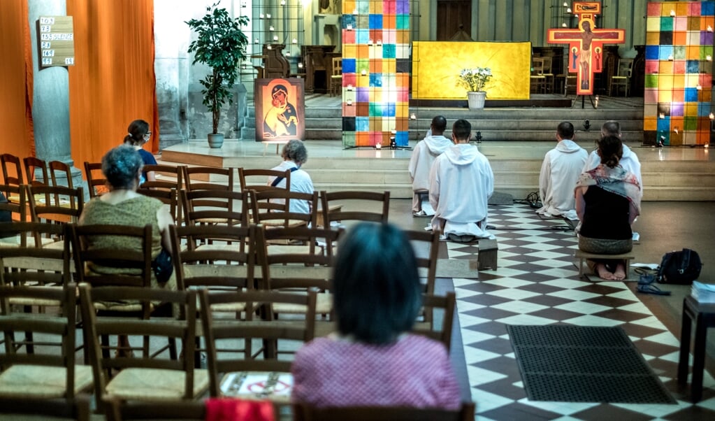 De broeders van Taizé zijn in Pantin, nabij Parijs, in een wijk met grote sociale problemen. Elke dag houden zij een gebedsdienst. (beeld Michael Bunel)