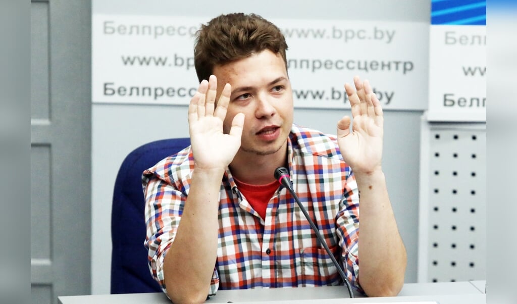 Pratasevitsj tijdens een persconferentie op het ministerie van Buitenlandse Zaken in Belarus, op 14 juni. Tijdens zijn gevangenschap werd de journalist herhaaldelijk gedwongen steun te betuigen voor het Loekasjenko-regime. (beeld afp)