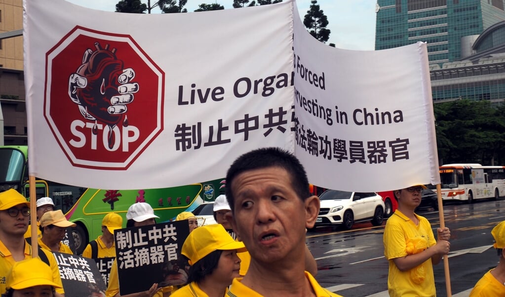 Een protest van aanhangers van de Falun Gong in Taiwan tegen gedwongen 'orgaanoogst' in China, juli 2019. (beeld epa / David Chang)
