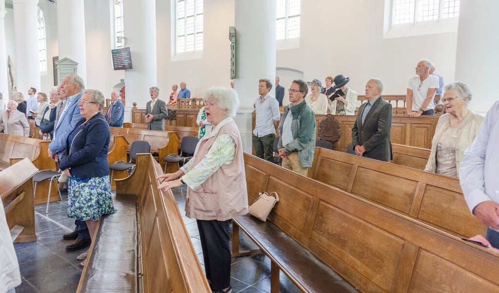 Voor het eerst sinds de coronacrisis mocht iedereen alle liederen meezingen in de Oude Kerk in Scheveningen. (beeld Margot Berends)