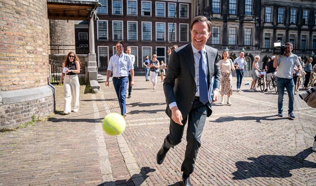 Premier Rutte dolt met een balletje op het Binnenhof na afloop van een gesprek met informateur Mariëtte Hamer. (beeld anp / Bart Maat)