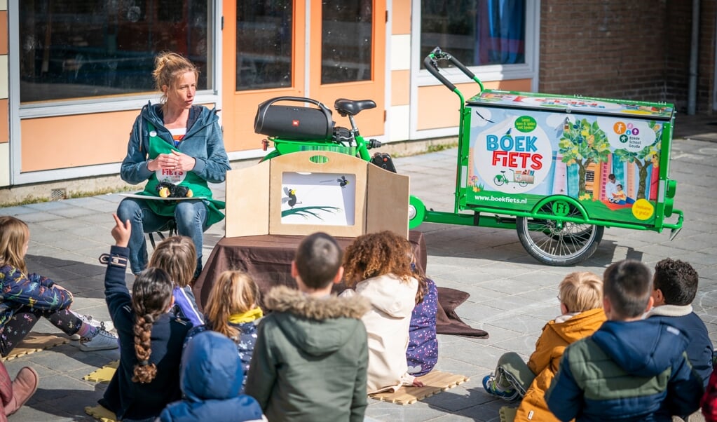 Sandy van Echtelt met haar Boekfiets: 'Als kinderen genieten van taal en verhalen, zullen ze uiteindelijk zelf ook gaan lezen.’ (beeld Jeroen Jumelet)