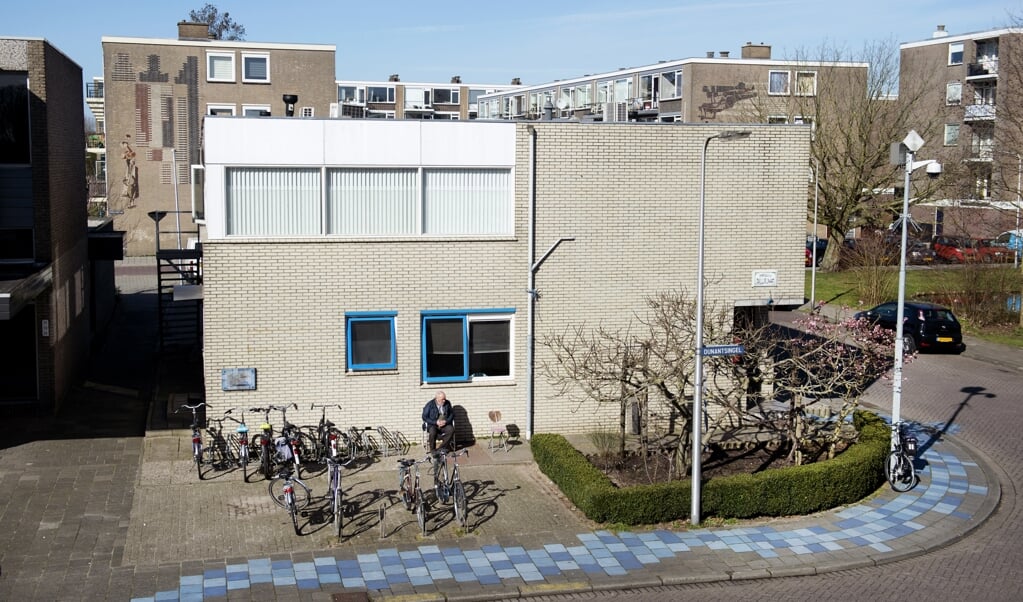 Voor de MIV Assalam-moskee in Gouda verandert er met de versoepelingen nog niet zo veel. Vanwege de 1,5 meter hebben alleen mannen toegang om te bidden. (beeld anp / Olaf Kraak)
