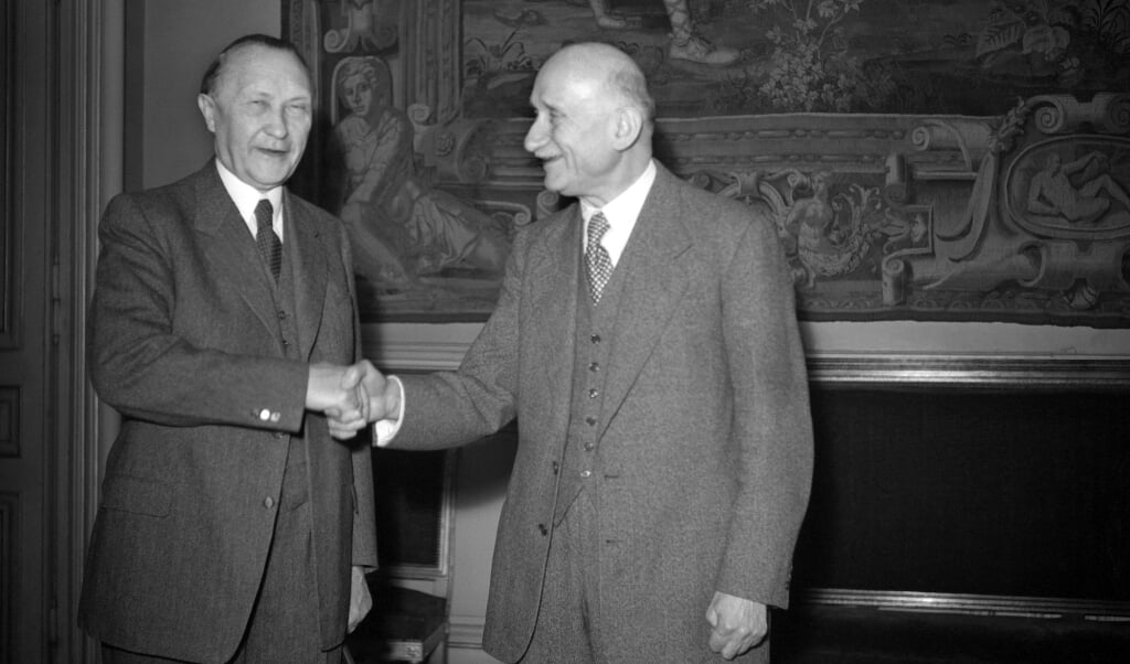 Robert Schuman (rechts) ontvangt de Duitse kanselier Konrad Adenauer in zijn hoedanigheid van voorzitter van het Europees Parlement in oktober 1959. (beeld AFP)