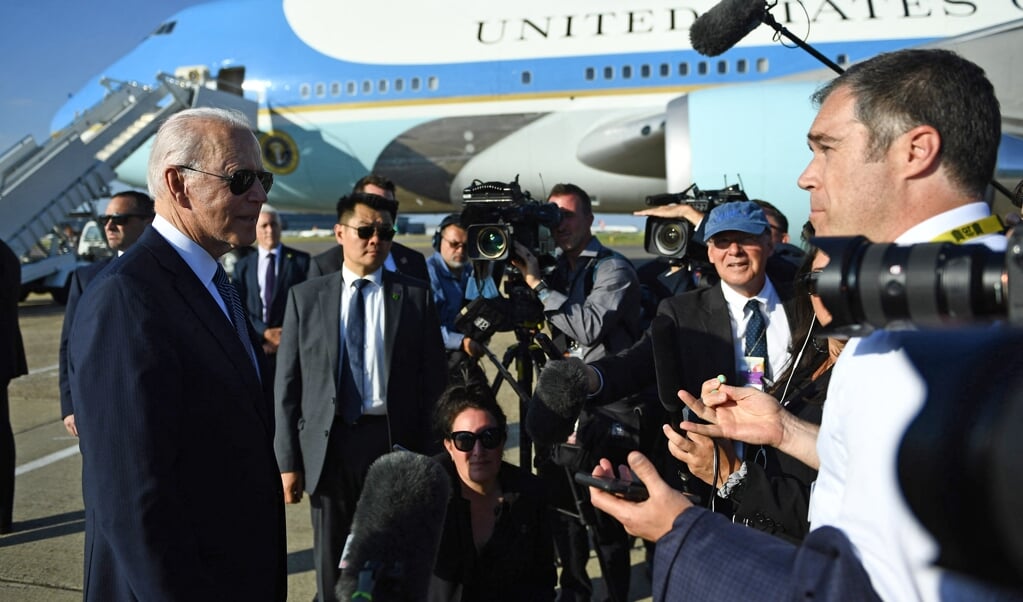 De Amerikaanse president Joe Biden (links) staat zondag bij zijn vertrek uit Londen na het bijwonen van de G7-top en een bezoek aan de Britse koningin Elizabeth de pers te woord. Rust en daadkracht van de nieuwe president vallen op. (beeld afp / Brendan Smialowski)