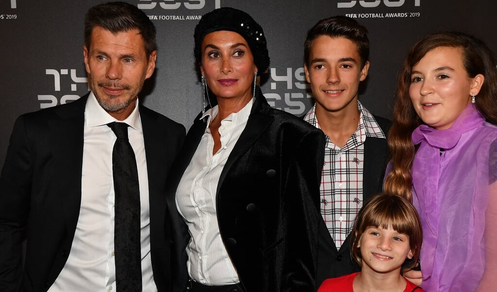 Zvonimir Boban, zijn vrouw Leonarda en de kinderen Marta, Marija en Rafael twee jaar geleden in Milaan. (beeld afp)