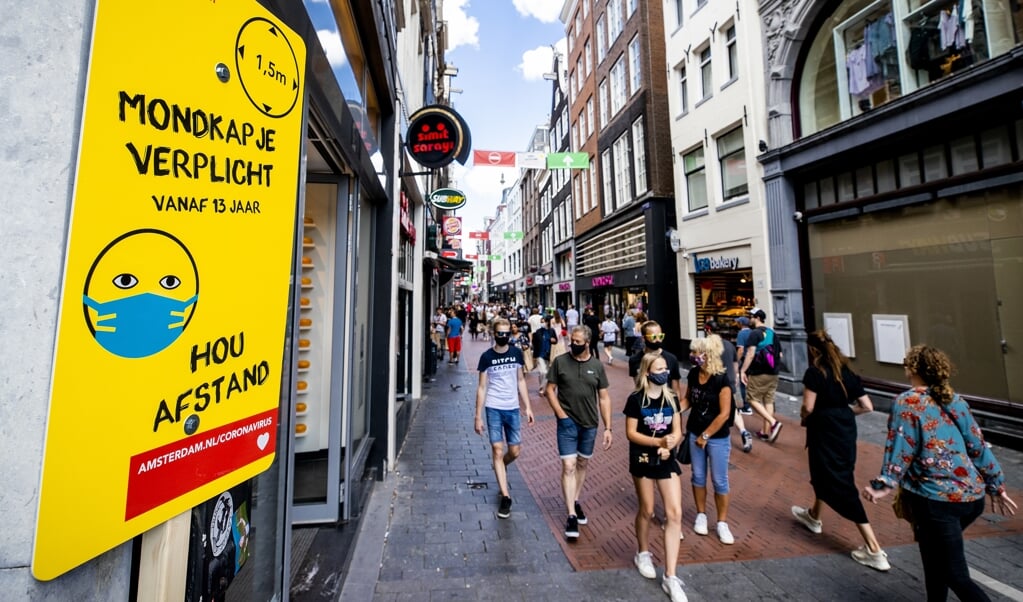Over alle leeftijden bezien houdt de helft nog afstand tot familie en zes op de tien doen dat nog bij vrienden. Het vertrouwen in het Nederlandse vaccinatiebeleid groeide flink. (beeld anp / Sem van der Wal)