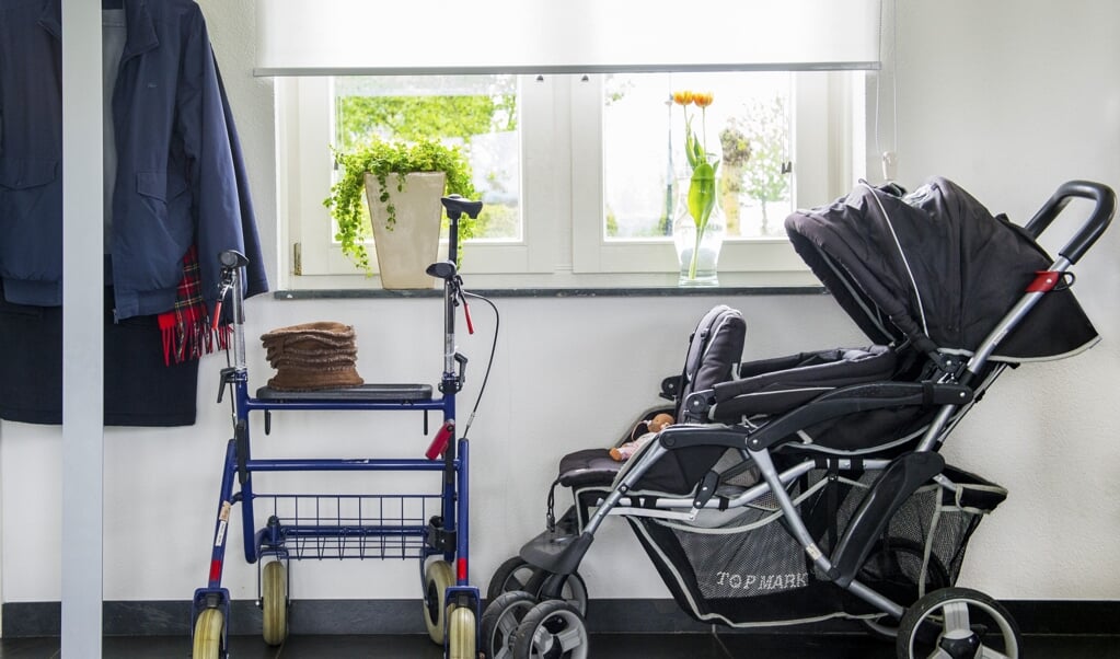 'Informele en formele zorg kan bijdragen aan langer thuis blijven wonen voor zorgvragers, en de mantelzorgers kunnen hiermee stevig ontlast worden.' (beeld anp / Piroschka van de Wouw)