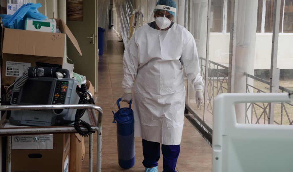 Surinaamse artsen en verpleegkundigen zijn uitgeput vanwege de grote toestroom van covidpatiënten. (beeld anp / Ranu Abhelakh)