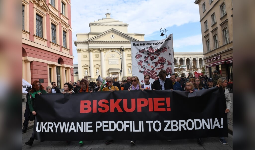 'Bisschoppen: pedofilie toedekken is een misdaad', staat er op een spandoek tijdens een demonstratie in Polen. (beeld afp / Janek Skarzynski )