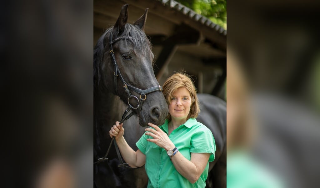 Basisschooldocent Monique van Oosten heeft dankzij de nieuwe behandeling dagelijks veel minder aanvallen van clusterhoofdpijn. (beeld Harry Cock)
