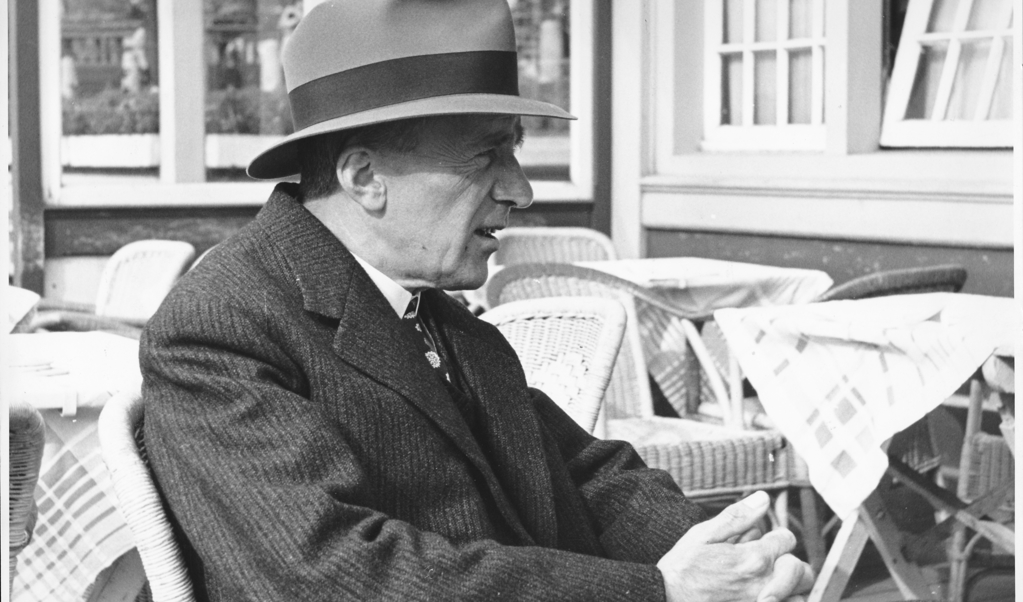Nescio op het terras van het Noord-Zuid Hollandsch Koffiehuis in Amsterdam, 23 september 1941. (beeld B.C.N. van Vliet)