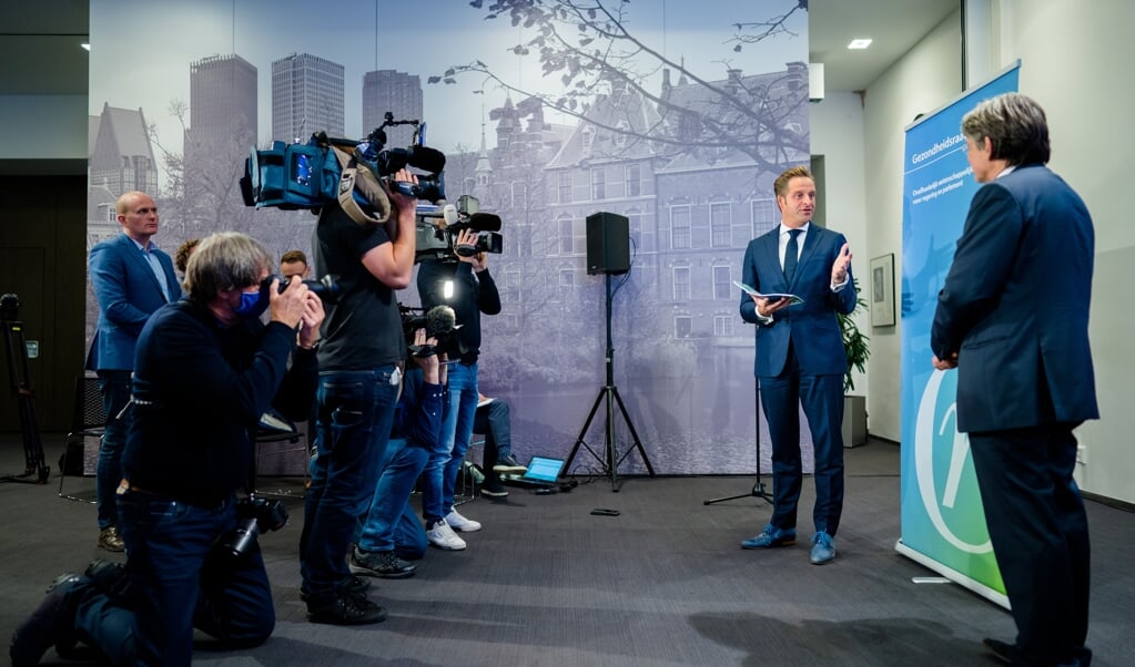 Halverwege november adviseerde de Gezondheidsraad minister Hugo de Jonge over de vaccinatiestrategie. Dat advies had er wellicht eerder kunnen zijn, zegt emeritus hoogleraar Frans Meijman, die meewerkte aan dat advies. (beeld anp / Bart Maat)