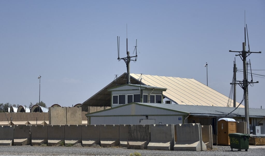 Op de Amerikaanse basis op het vliegveld van Kandahar is de vlag al gestreken. (beeld afp / Javed Tanveer)