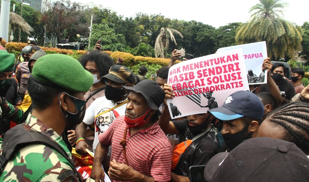 Voorstanders van een onafhankelijk Papua demonstreren onder streng toezicht van de autoriteiten in de Indonesische hoofdstad Jakarta, december 2020. (beeld afp / Dany Krisnadhi)