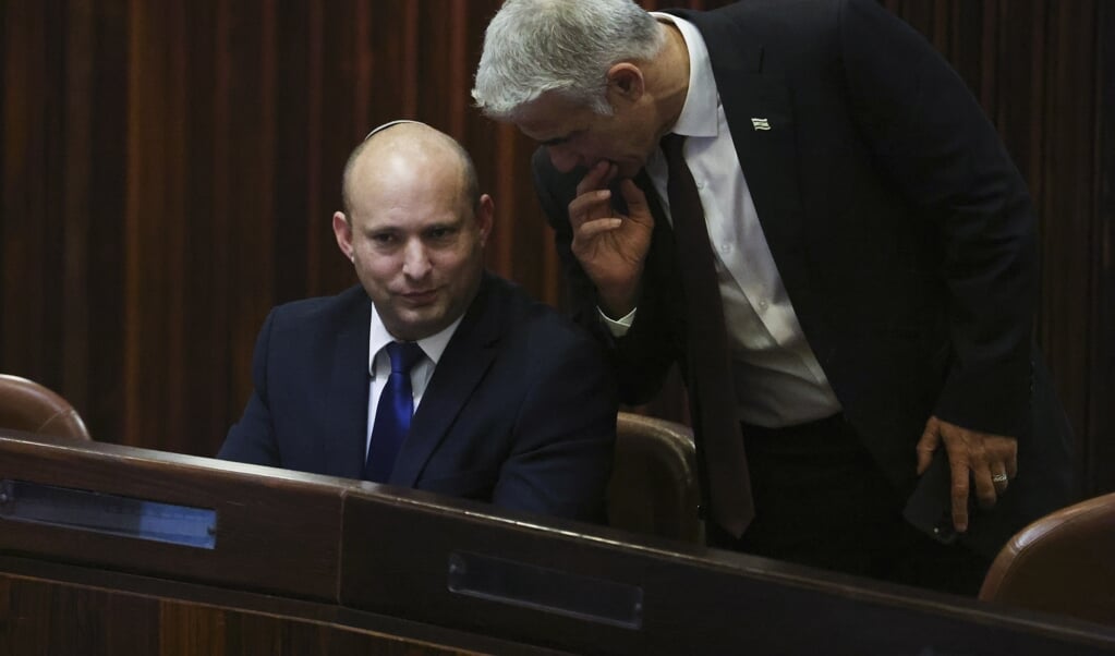 Naftali Bennett (links) en Yair Lapid speelden een sleutelrol bij de totstandkoming van de Israëlische supercoalitie, die uit een recordaantaantal van acht partijen bestaat. (beeld epa / Ronen Zvulun )