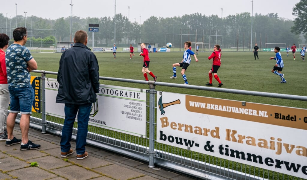 Jongeren spelen een wedstrijd bij voetbalvereniging Bladella. Voor het eerst in bijna acht maanden staan in de Nederlandse amateursport weer echte wedstrijden op het programma. (beeld anp / Rob Engelaar)