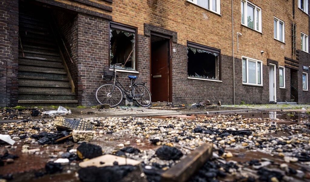 De ravage na de brand in het woningencomplex in de Wouwermanstraat. (beeld anp / Freek van den Bergh)