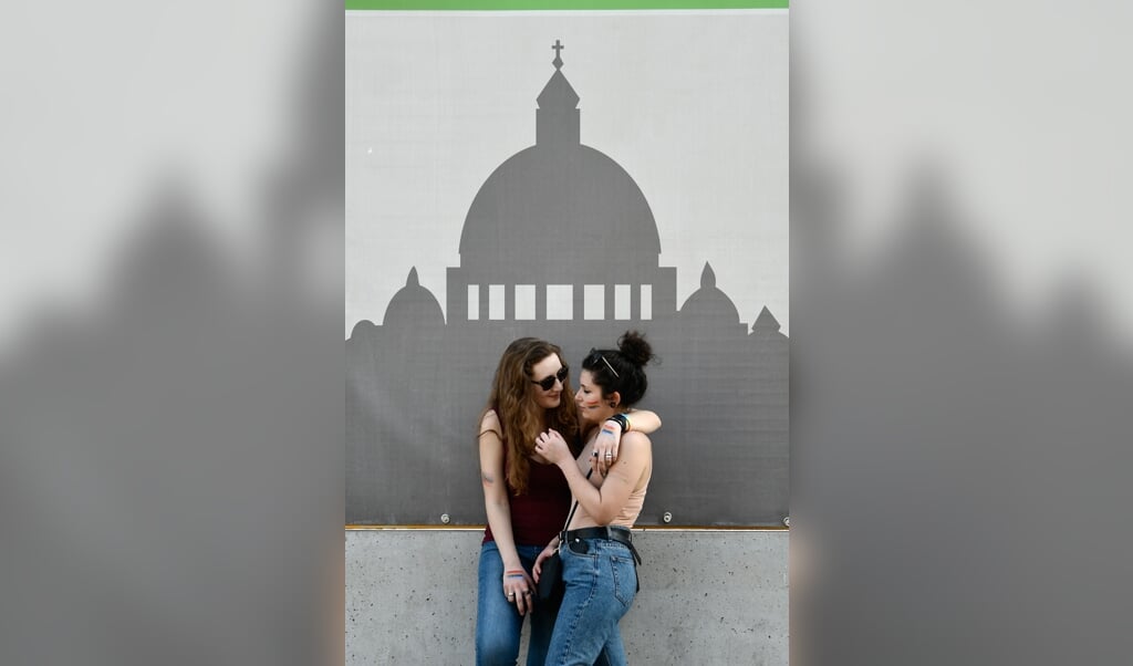 Deelnemers aan de Gay Pride in 2019 in Rome voor een afbeelding van de Sint-Pieter. Komend weekend wordt in Rome opnieuw een Gay Pride gehouden. (beeld afp / Filippo Monteforte)