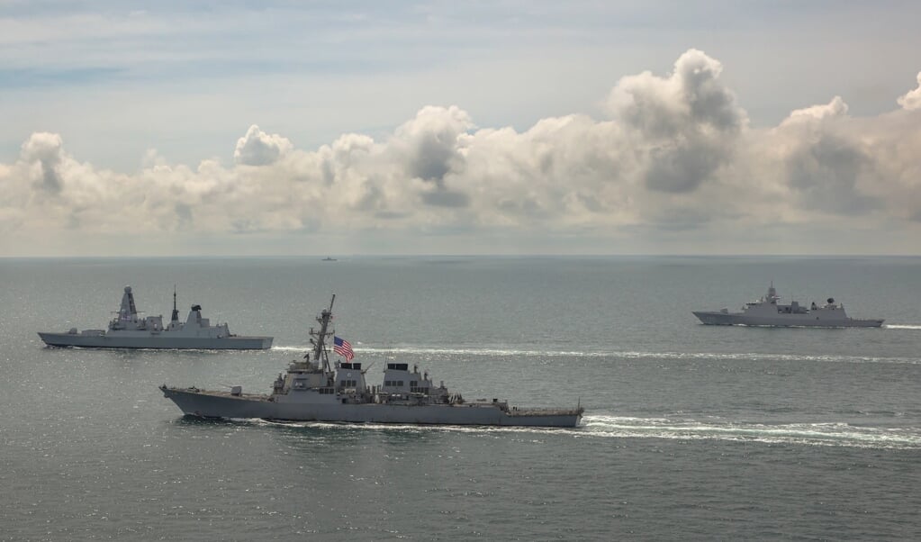 De Britse HMS Defender, de Nederlandse Zr.Ms. Evertsen en de Amerikaanse USS Laboon oefenen samen in de Zwarte Zee (beeld us navy photo)