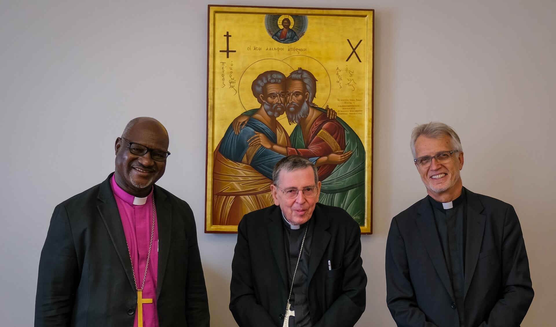 Aartsbisschop Panti Filibus Musa voorzitter van de Lutherse Wereldfederatie (links), samen met predikant Martin Junge (rechts), de secretaris-generaal, op bezoek bij kardinaal Kurt Koch in het Vaticaan.