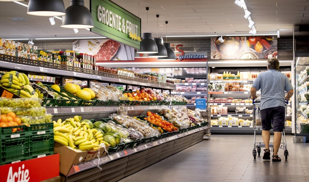 Dat de inflatie sneller gaat, zal de consument merken in zijn portemonnee. (beeld anp / Koen van Weel)