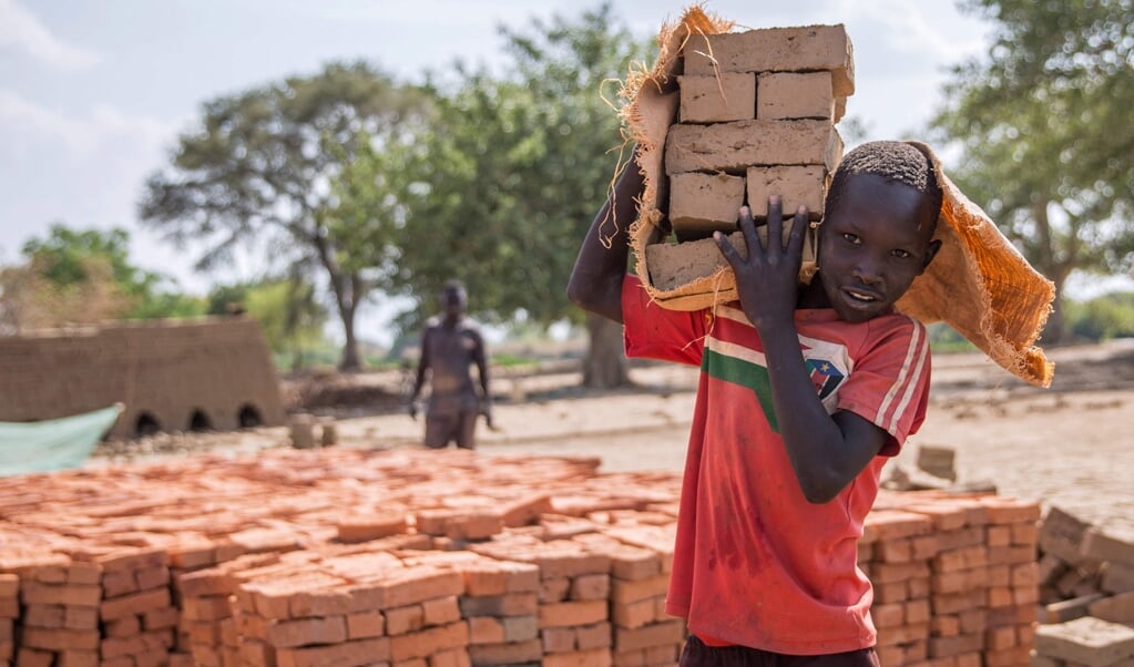 Een derde van de geïnterviewde kinderen geeft aan dat zij minimaal tien uur per dag werken en soms zelfs zeven dagen per week. (beeld / afp Photo / Stefanie Glinski)
