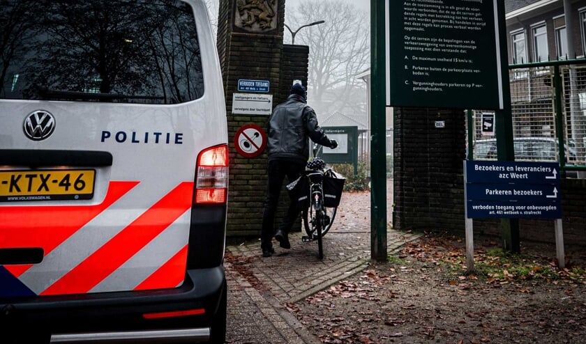 Politie bij het asielzoekerscentrum in Weert, in 2019, na een dodelijke steekpartij. (beeld anp / Rob Engelaar)